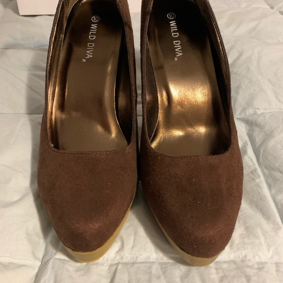 Escarpins Wild Diva Talons Hauts Plateforme - Taille 10, Cuir Suédé Tan, Neuf Avec Petits Défauts